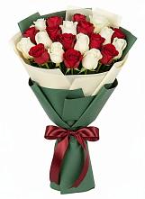 Букет Микс из красных и белых роз #REPLACE_PRED# Новозаведенном