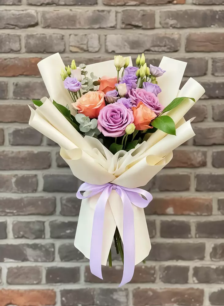 Букет цветов из: Лизиантусы и Розы в Новозаведенном