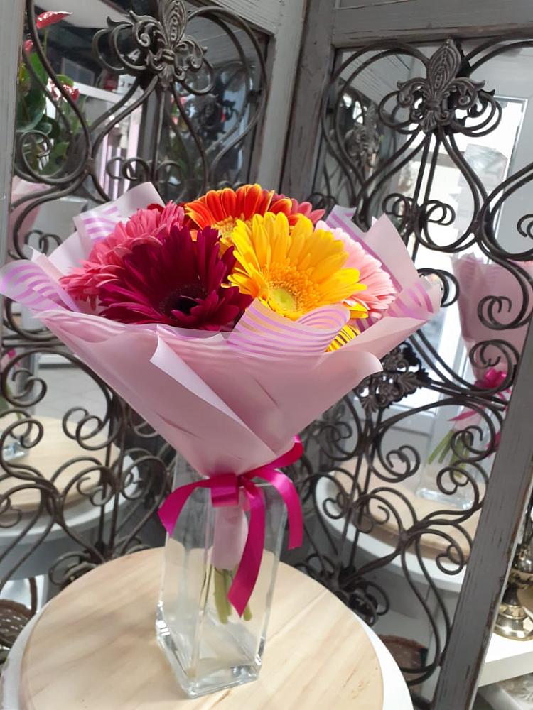 Букет цветов из: Герберы в Новозаведенном