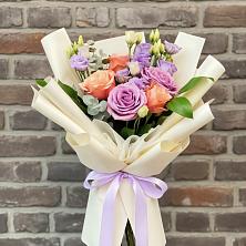 Букет цветов из:  Лизиантусы и Розы в Новозаведенном