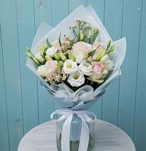 Букет цветов из:  Розы и Лизиантусы в Новозаведенном