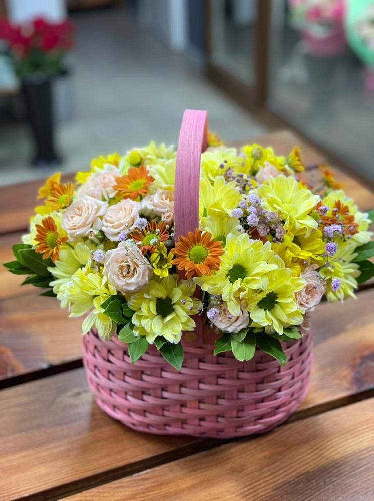 Цветочная композиция из Хризантемы и Розы в корзине в Новозаведенном