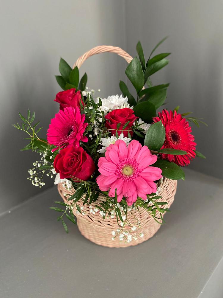 Цветочная композиция из Розы, Хризантемы и Герберы в корзине в Новозаведенном