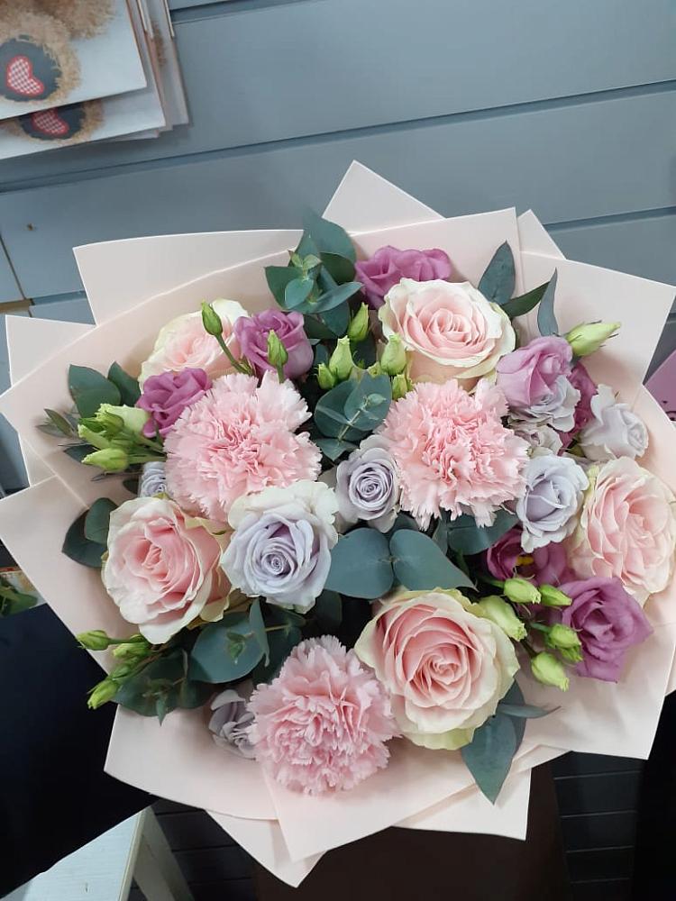 Букет цветов из: Розы, Гвоздики и Лизиантусы в Новозаведенном