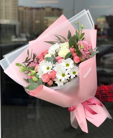Букет цветов из: Розы, Лизиантусы и Хризантемы в Новозаведенном