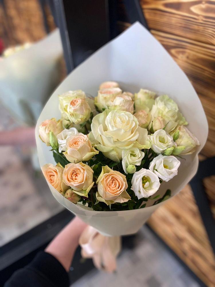 Букет цветов из: Розы и Лизиантусы в Новозаведенном